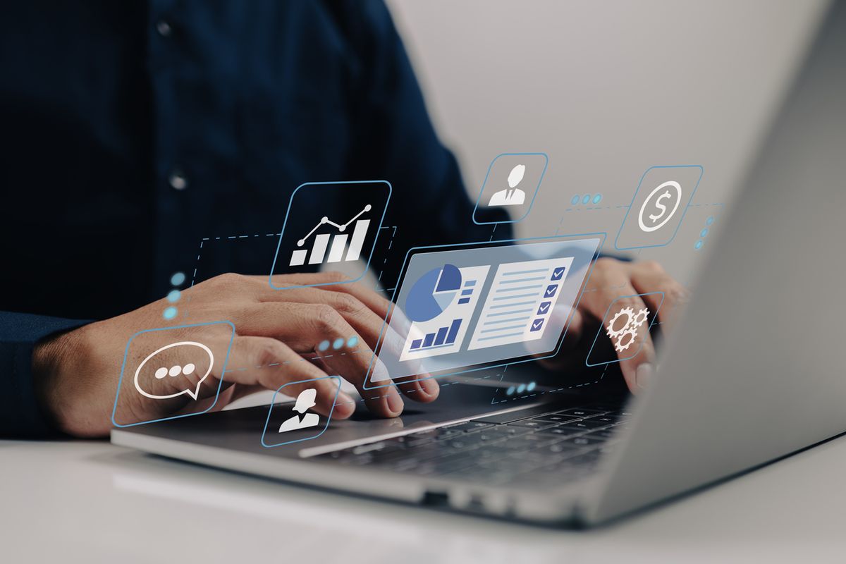 Team di lavoro che analizza documenti normativi e grafici